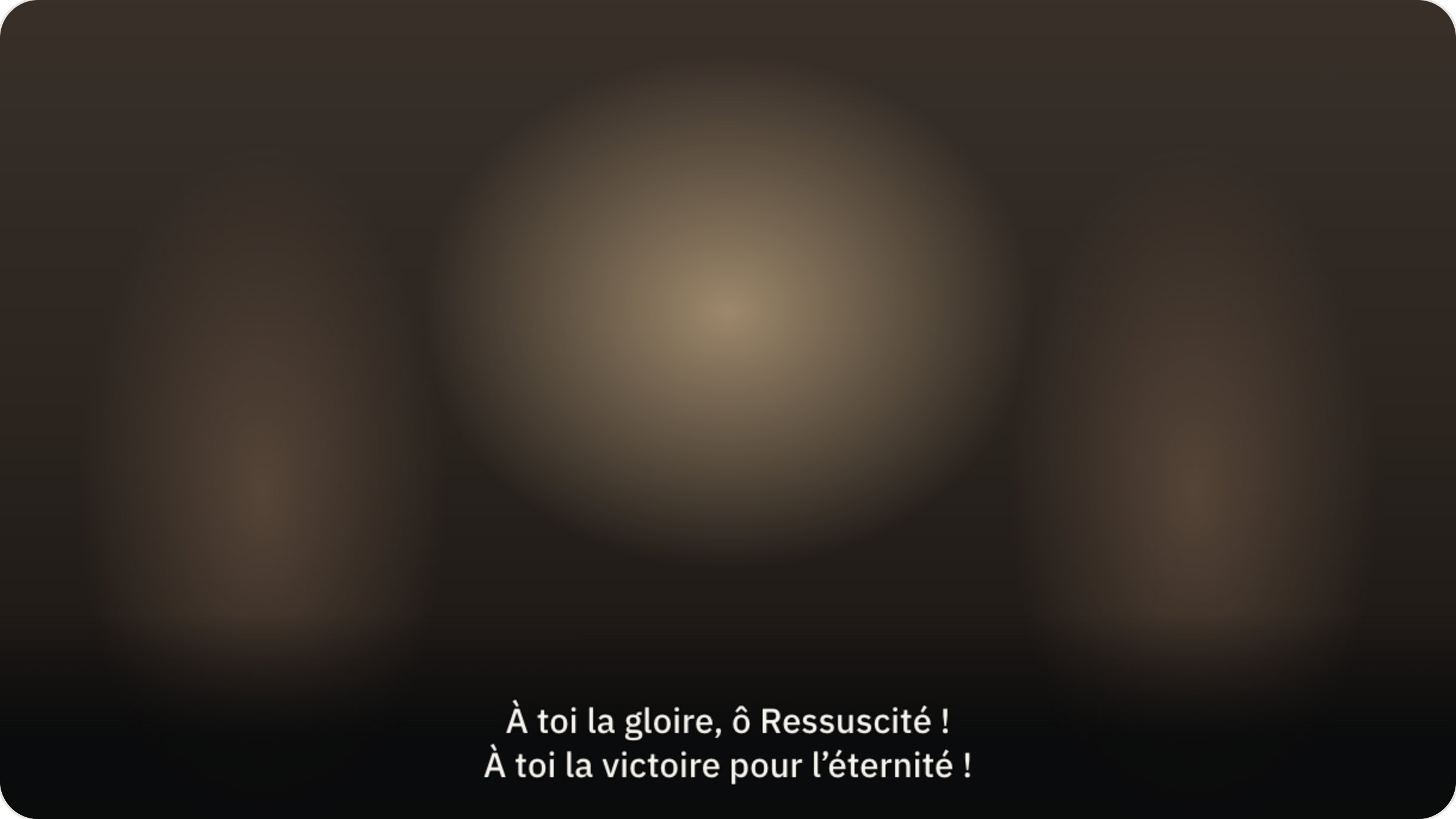 Les paroles de « À toi la gloire » sur un dégradé sombre en bas de l’image.